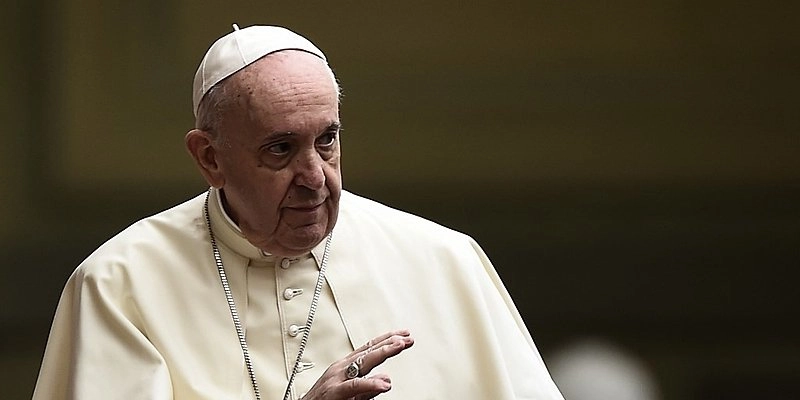 Vaticano autoriza homens gays a se tornarem padres, desde que sejam celibatários