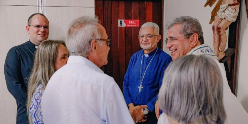 Cícero Lucena prestigia posse canônica dos novos pároco e vigário da Paróquia São Miguel Arcanjo, no Bessa