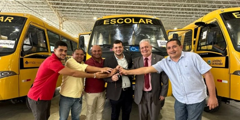 Deputado Bosco Carneiro celebra entrega de ônibus escolares ao lado do Governador João Azevêdo