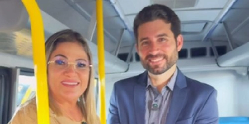 Deputado Michel Henrique celebra entrega de ônibus escolares em Juru