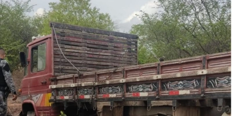 Polícia apreende caminhão transportando trilhos ferroviários em Aparecida