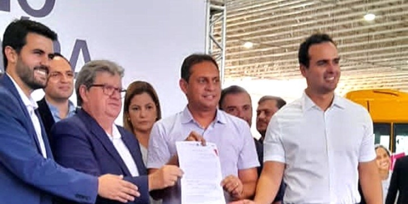 Prefeito Ronaldo Gonçalves comemora entrega de ônibus escolar para o município do Lastro