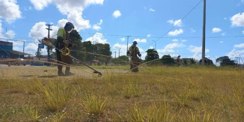 Agentes da Emlur realizam serviços de zeladoria nos bairros da Capital nesta quinta-feira