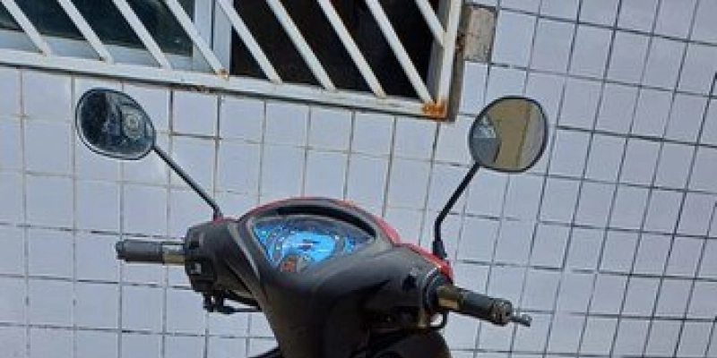 PRF flagra mulher conduzindo moto sem placa e com passageira sem capacete  na Paraíba 