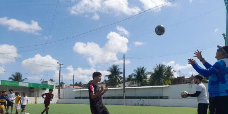 Crianças e adolescentes de residenciais participam de oficina de futebol de campo em JP