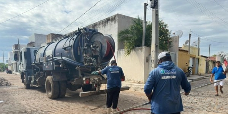 Em Sousa, DAESA realiza trabalho de desobstrução de tubulações da rede de esgoto em diversas áreas da cidade de Sousa