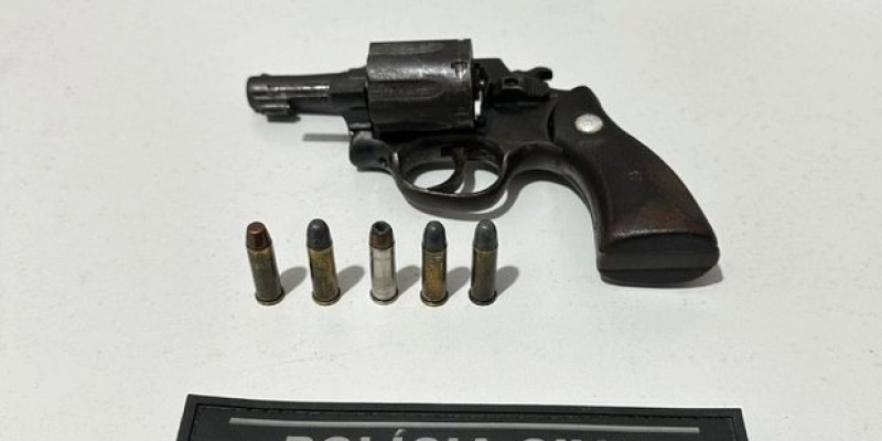 Polícia Civil prende homem acusado de porte ilegal de arma de fogo