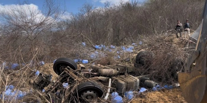 Motorista morre preso às ferragens após capotamento na Paraíba