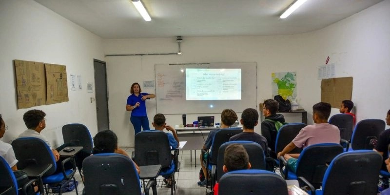 Celest inscreve para mais de 700 vagas em cursos de línguas estrangeiras e Libras, neste sábado