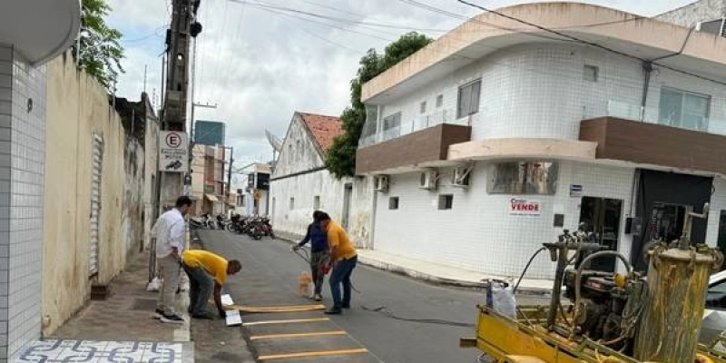 Prefeitura de Sousa realiza trabalho de sinalização horizontal das vagas de motos no centro da cidade