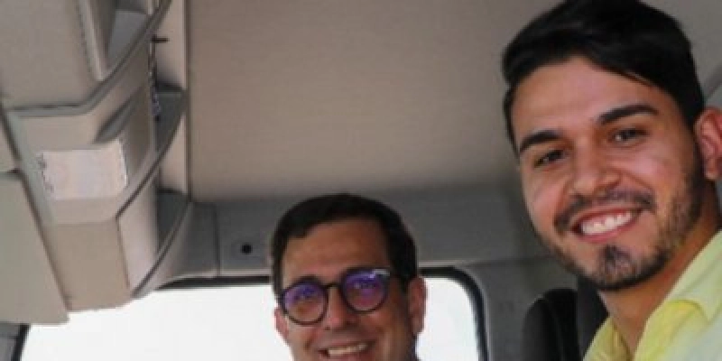 Gervásio Maia reforça compromisso com Vista Serrana ao entregar caminhão basculante