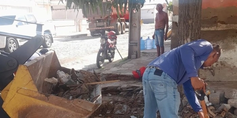 Prefeitura intensifica trabalho de remoção de entulhos na região central de Sousa