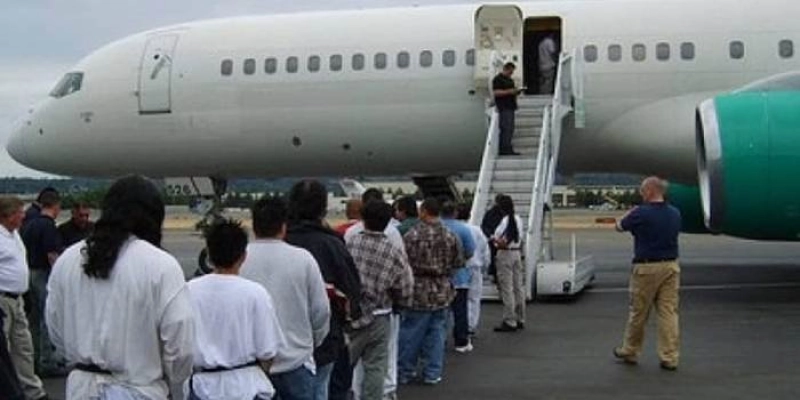 Brasileiros deportados dos EUA chegam ao Brasil em voo fretado pelo ICE