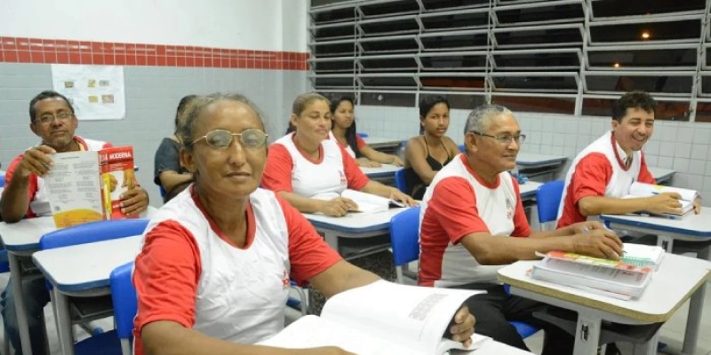 Prefeitura segue com matrículas abertas do Projeto Escola de Gente Grande para jovens, adultos e idosos