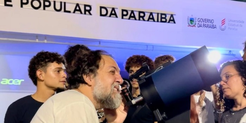 Campinenses formam filas para assistir ao alinhamento dos planetas com telescópios do Projeto Esperança no Espaço