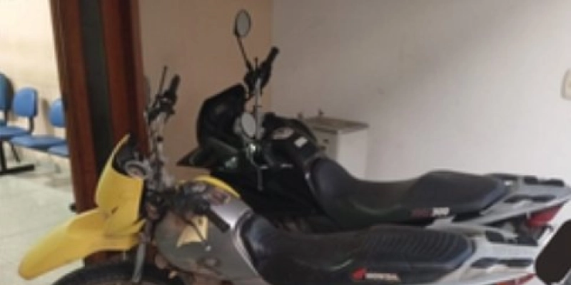 Polícia Militar prende dois acusados e recupera motocicleta após roubo, no Sertão da PB