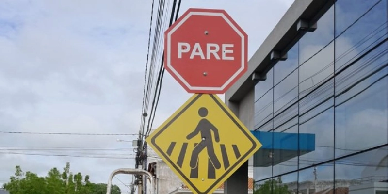 STTRANS intensifica trabalho de instalação de novas placas de sinalização de trânsito na região central de Sousa