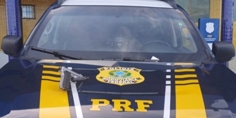 PRF na Paraíba tira arma de fogo de circulação e apreende carro clonado
