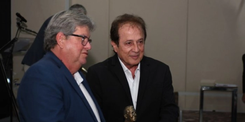 Governador e primeira-dama são homenageados com troféu Waldemar Duarte em reconhecimento ao trabalho de fomento ao turismo e artesanato