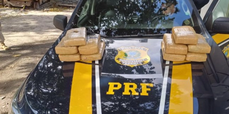 COMBATE - PRF tira de circulação dez tabletes de supermaconha e prende foragido da Justiça