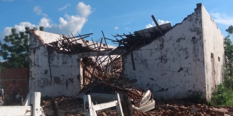 Parte de prédio de fábrica desaba, atinge veículos e deixa uma pessoa ferida na zona rural de Pombal