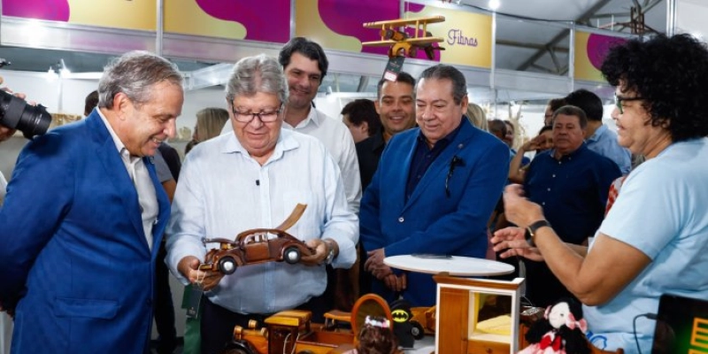 João Azevêdo participa de assinaturas de concessão de microcrédito a artesãos no Salão do Artesanato Paraibano