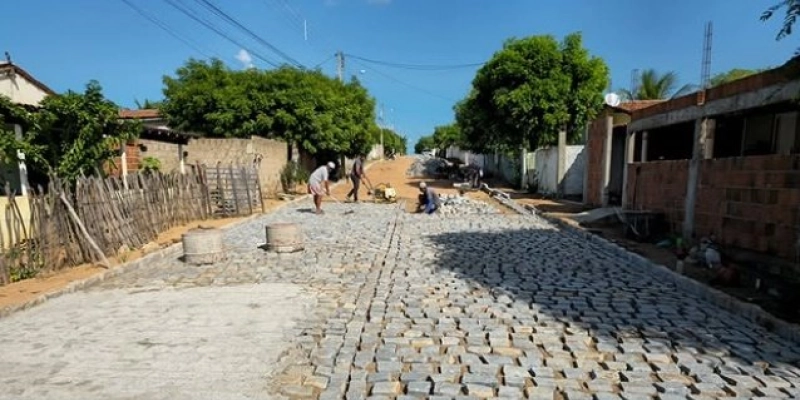 Obras do calçamento em paralelepípedo no Assentamento Acauã em Aparecida, seguem em ritmo acelerado