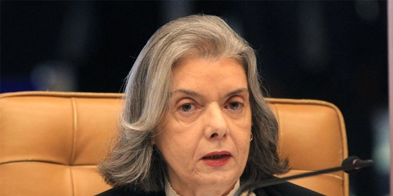 Cármen Lúcia mantém investigação contra Bolsonaro