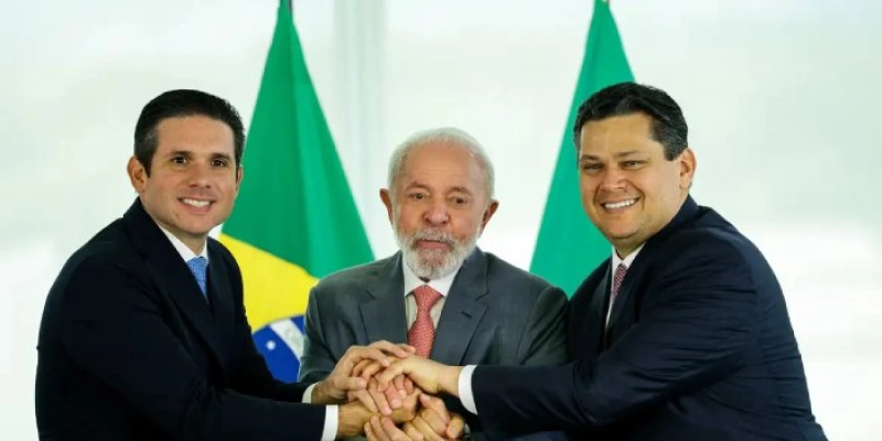 “Sou amigo dos dois”, diz Lula sobre novos presidentes do Legislativo