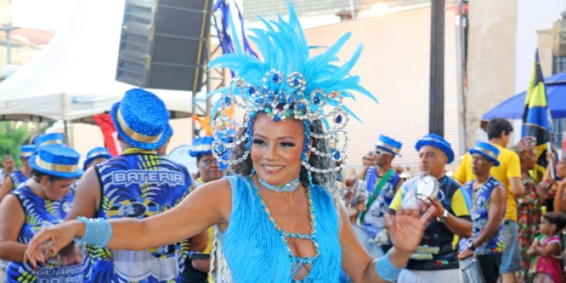 Sambas-enredos do Carnaval Tradição 2025 são lançados em evento festivo na Praça Rio Branco