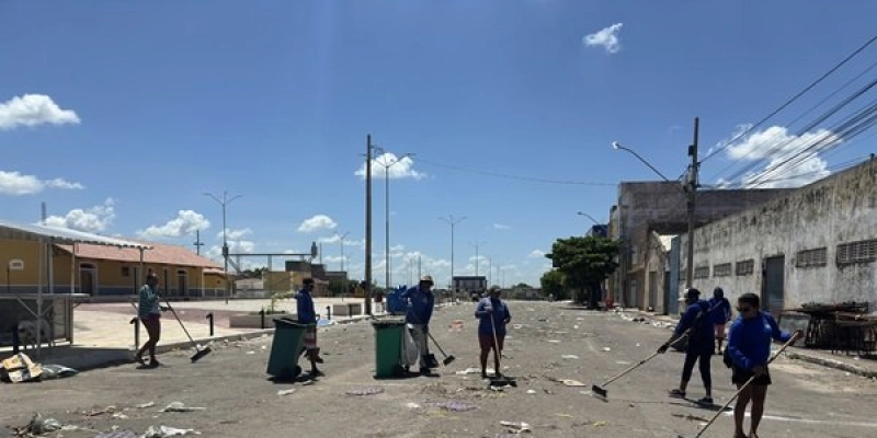 Garis da SEINFRA entram em ação e deixam tudo limpo nas áreas que são realizadas feiras-livres em Sousa
