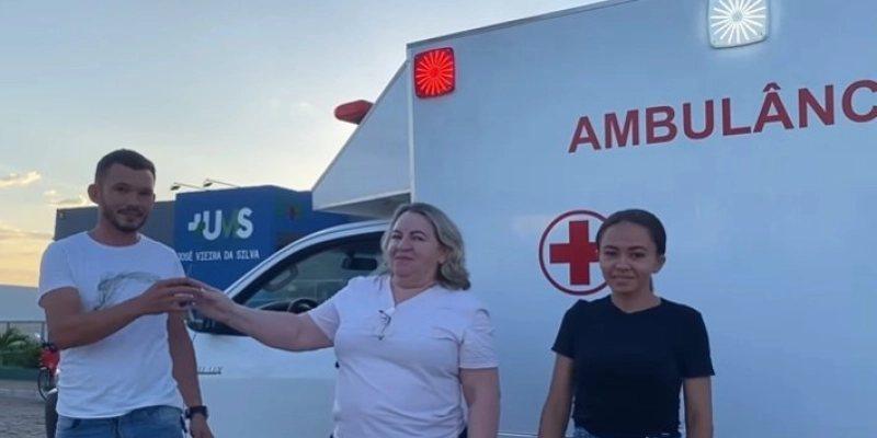Prefeita de Brejo dos Santos celebra conquista de ambulância Hilux para o município, por intermédio do deputado Gervásio Maia