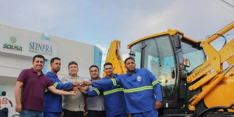 Em Sousa, gestão Helder Carvalho entrega máquina retroescavadeira e novo uniforme aos servidores da SEINFRA