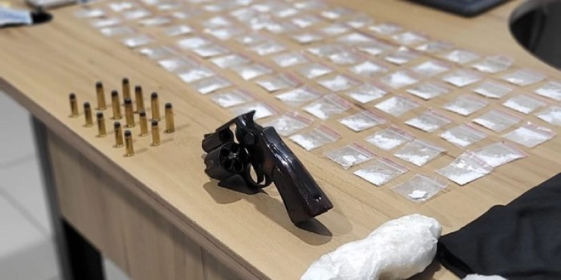 Durante reforço da segurança, Polícia Militar apreende arma e drogas