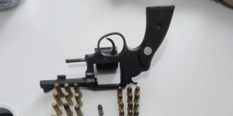 Criminoso que já havia sido preso com arma de fogo em janeiro, é novamente encontrado com alvará de soltura, revólver e munições