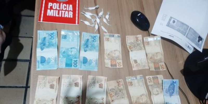 Abordagem da PM na PB-293 resulta na apreensão de drogas e dinheiro