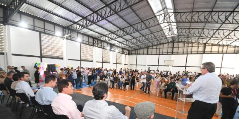 João Azevêdo entrega fardamentos e kits escolares para estudantes da rede estadual e destaca resultados positivos da Educação