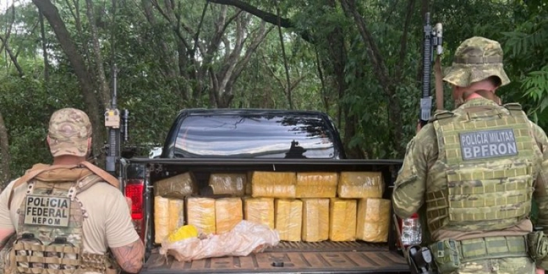 PF e PM apreendem veículo com mais de 700 kg de maconha