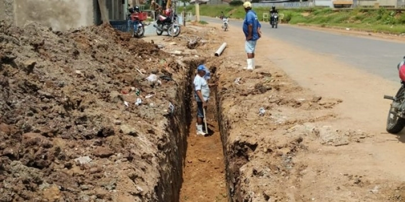 DAESA realiza serviço de extensão de rede de esgoto no bairro Frei Damião, em Sousa