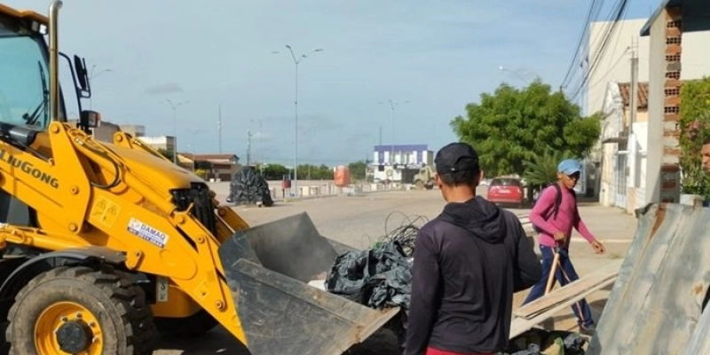 Prefeitura de Sousa inicia a semana com ações de limpeza nos bairros