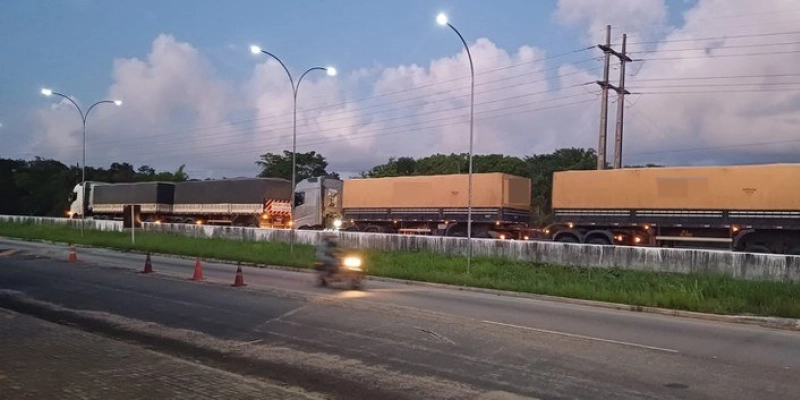 PRF na Paraíba flagra veículos de carga que haviam saído de Minas Gerais com mais de 66 toneladas de excesso de Peso Bruto Total Combinado