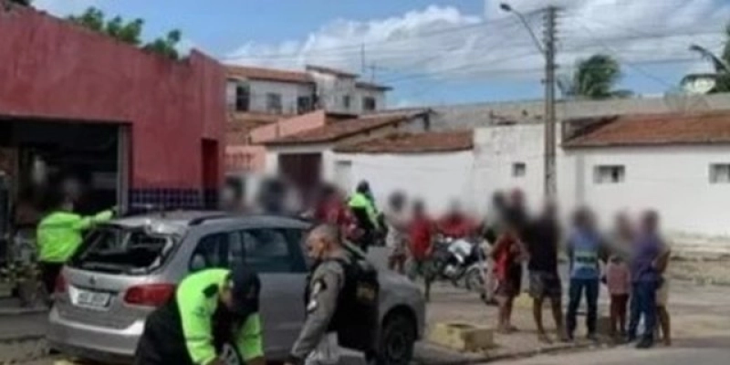 Veículo desgovernado capota e mata mulher em Patos; motorista da van foge