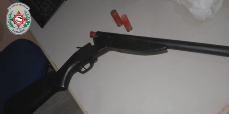 Polícia Militar prende suspeito em flagrante e apreende arma de fogo, no Sertão
