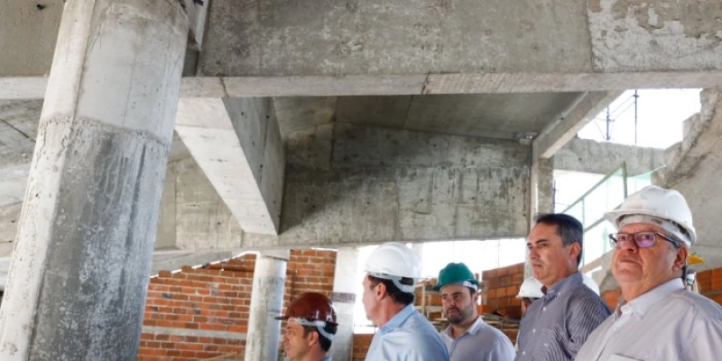 Governador inspeciona obras do Centro de Convenções e do Hospital da Mulher de Campina Grande e destaca importância dos investimentos