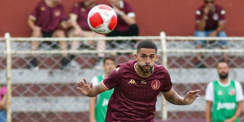 Botafogo-PB reforça elenco com lateral e negocia contratação de atacante