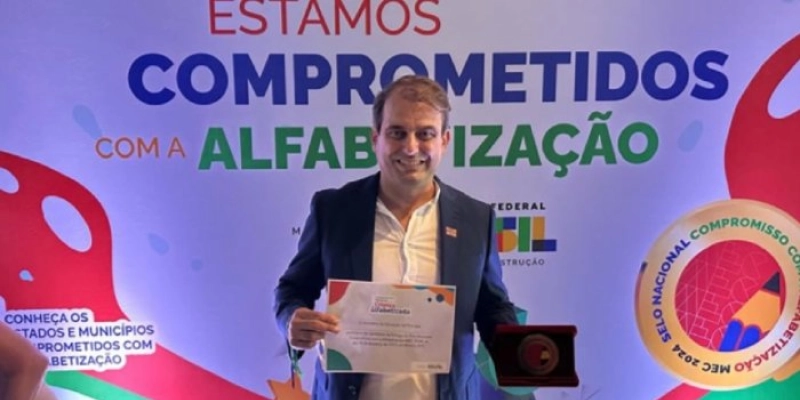 Bal Lins recebe Selo Ouro do MEC por avanços na alfabetização de São José de Piranhas