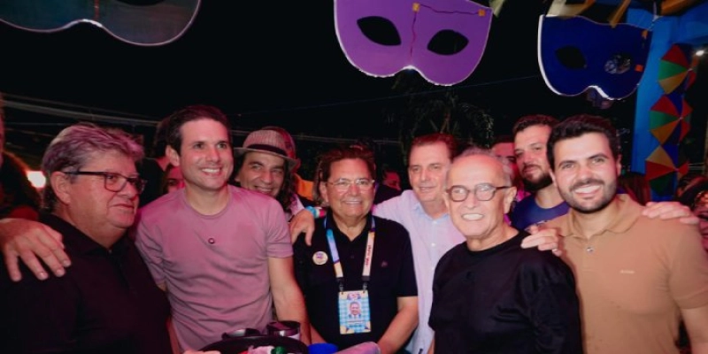 Ao lado de João Azevêdo e Hugo Mota, Cícero destaca prévia carnavalesca de João Pessoa como a melhor do País e celebra fortalecimento do turismo
