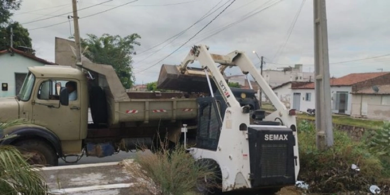 Em Sousa, SEINFRA inicia a semana com trabalho de limpeza no bairro Frei Damião