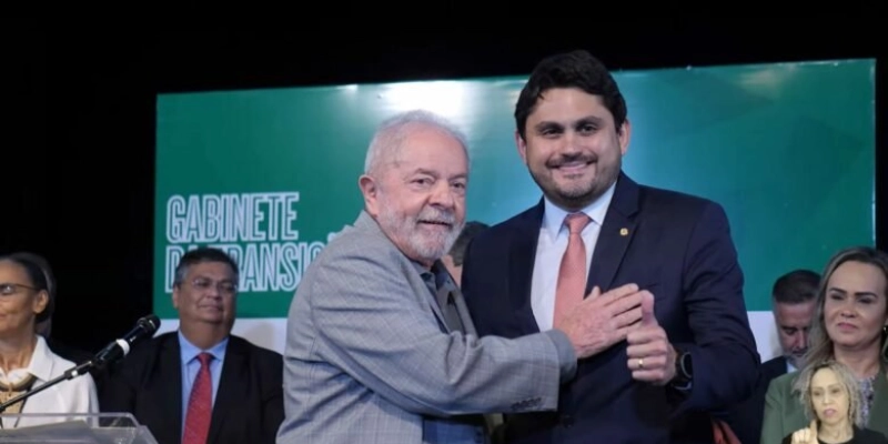 Ministro das Comunicações usou avião da FAB para viajar de férias na Bahia a Brasília