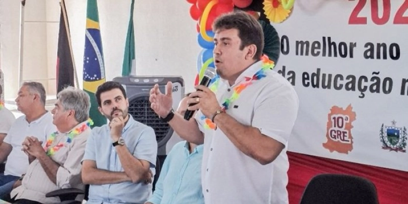 Ao participar de evento de entrega de kits escolares e fardamento do Governo da PB, prefeito Helder Carvalho destaca a importância dos investimentos na Educação